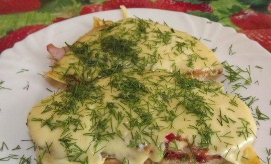 1. Этап. Бутерброды в мультиварке: Извлекаем бутерброды из мультиварки и посыпаем их измельченной зеленью.