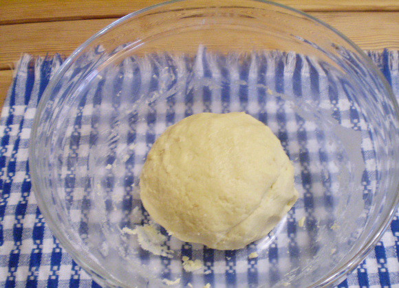 1. Этап. Печенье на сливочном масле: 8. ...пока не соберете его в ком.
