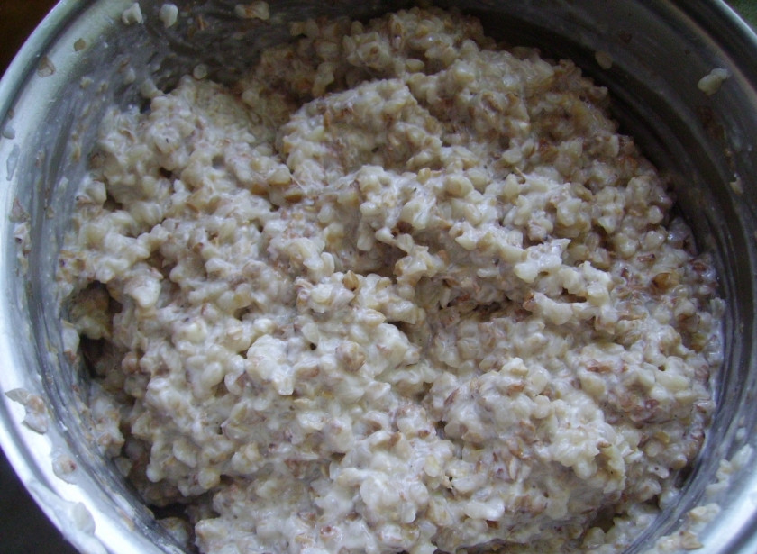 1. Этап. Гречка с творогом: Предварительно отварите гречку до готовности. Затем, когда она остынет, добавьте в нее сметану, яйца, сахар, соль и творог. Перемешайте все хорошенько.