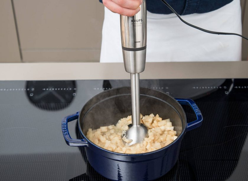 1. Этап. Рагу из говядины с сельдереем: 4. Потом к сельдерею добавьте соль, перец, мускатный орех и сливки. Измельчите всё с помощью блендера в пюре.