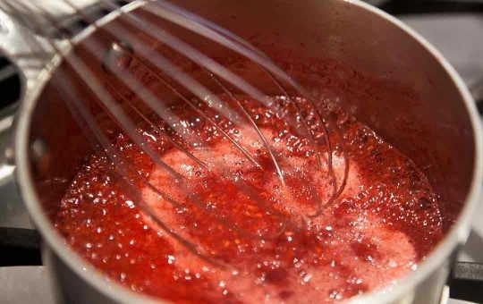 1. Этап. Классический чизкейк Нью-Йорк: 11. Для приготовления клубничного соуса разомните ягоды толкушкой, добавьте воду и сахар. Проварите соус на медленном огне, помешивая, до загустения.