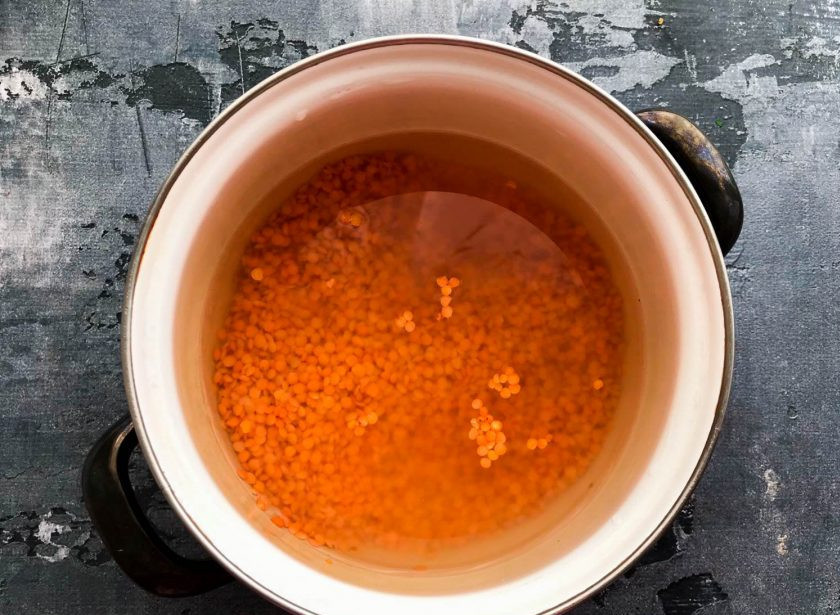 1. Этап. Чечевица по-монастырски: Чечевицу хорошо промойте, залейте водой, доведите до кипения и варите до готовности на маленьком огне.