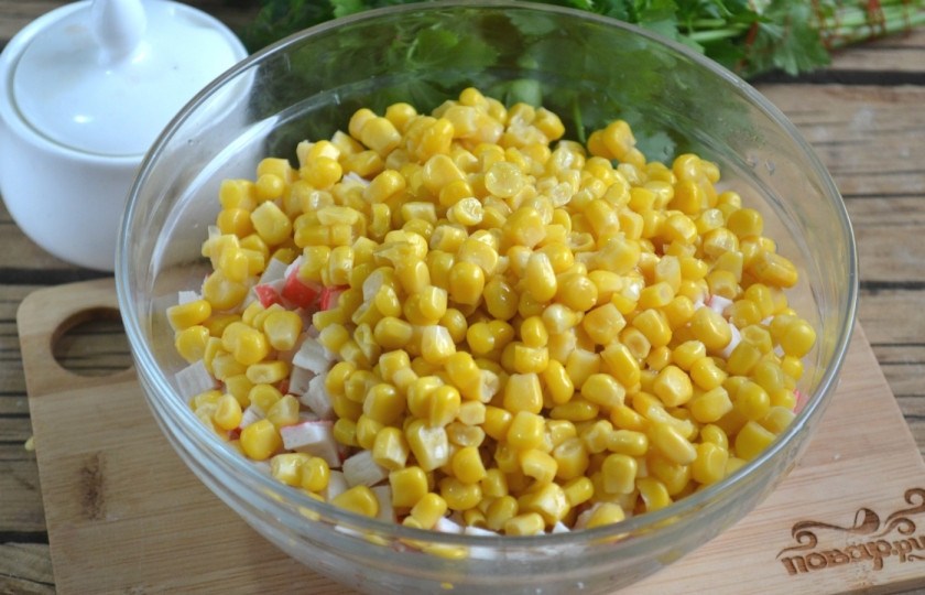 1. Этап. Салат Варежка: 4. Добавьте консервированную кукурузу, предварительно сцедив с неё сок.