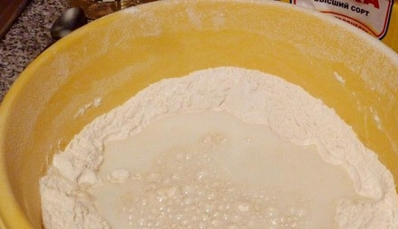 1. Этап. Сардельки в тесте жареные: В самом начале сделаем тесто. Лучшим для нас будет дрожжевое на молоке и без яиц. Просейте муку, всыпьте в неё дрожжи. Немного нагрейте молоко. Растворите в нём сахар с солью. Смешайте сухую и молочную смеси.