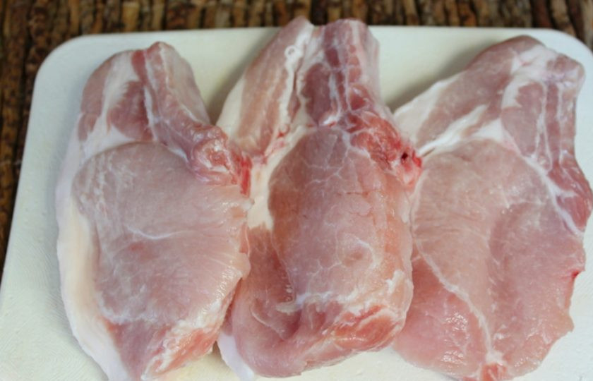 1. Этап. Свиная корейка с розмарином и чесноком в духовке: Корейку разрезаем на порционные куски.