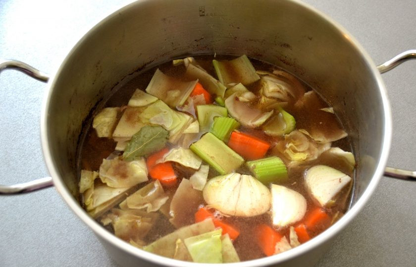 1. Этап. Телятина по-английски: Добавьте к мясу овощи и лавровый лист, варите до готовности.