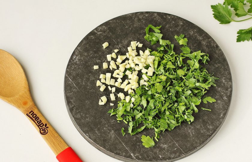 1. Этап. Борщ для диабетиков: Измельчите ножом зелень и чеснок.