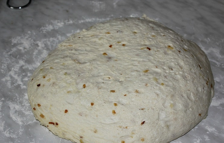 1. Этап. Чиабатта с луком: По истечении времени мы выкладываем тесто на ровную поверхность, обминать его не нужно.