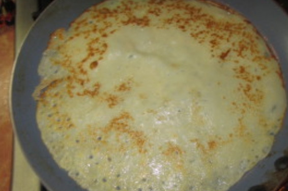 1. Этап. Блинный торт с вишней: На растительном масле жарим 10-12 штук блинов. Оставляем их остывать.