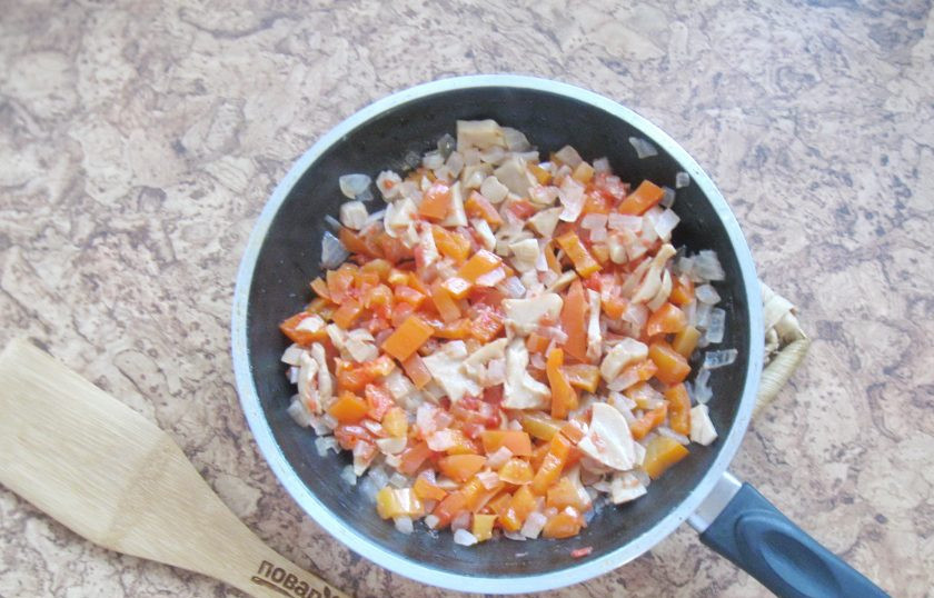 1. Этап. Баклажаны по-турецки: Тушите овощи в сковороде 10-12 минут до мягкости, посолите по вкусу.