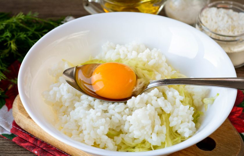 1. Этап. Котлеты из кабачков с рисом: Вбейте куриное яйцо.