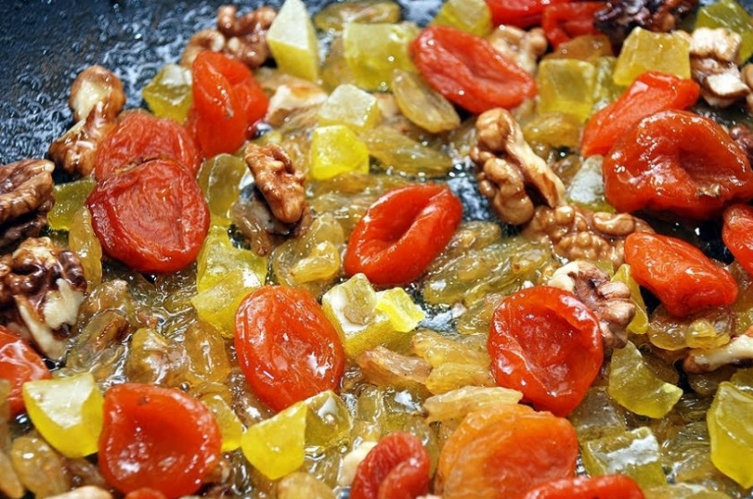 1. Этап. Постная рисовая каша с сухофруктами: Рис промойте и поставьте вариться. Тем временем подготовим сухофрукты. Вообще лучше заранее, минут за 20 запарить в горячей воде курагу и изюм. Грецкие орехи порежьте на средние кусочки и обжарьте на оливковом масле. Потом добавьте подготовленные замоченные сухофрукты (курагу, изюм и цукаты). Курагу можете порезать на небольшие кусочки, цукаты, если крупные тоже.