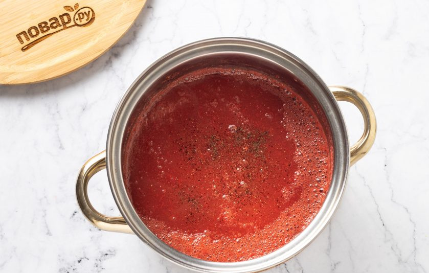 1. Этап. Сок томатный с мякотью: Добавьте сахар и черный молотый перец по вкусу. Полностью остудите сок.