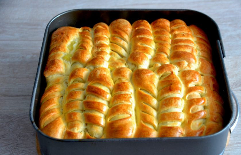 1. Этап. Пирог из рулетиков с разными начинками: Выпекайте пирог в духовке при температуре 180 градусов около 40 минут.