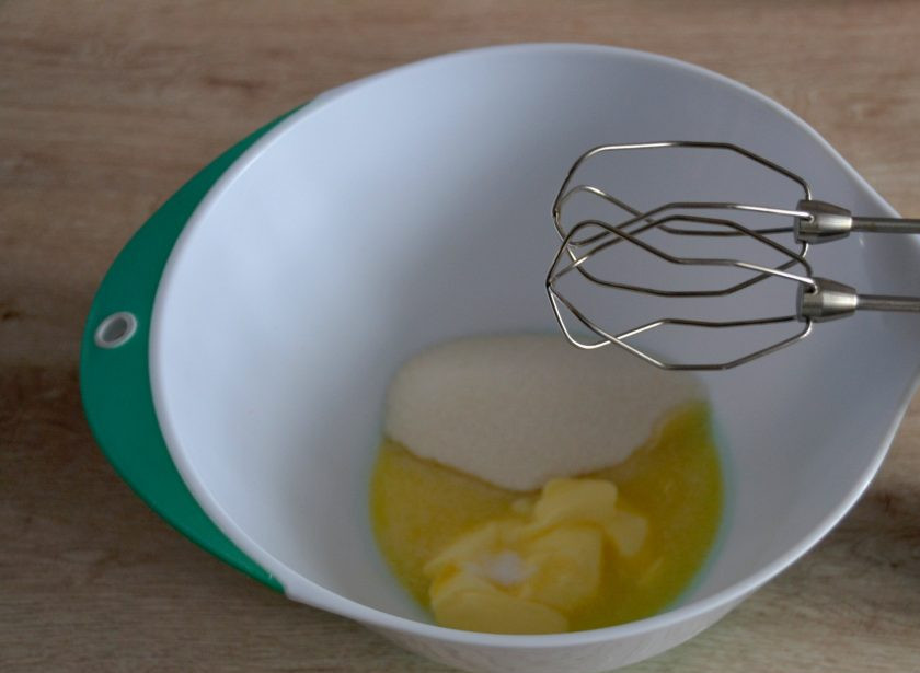 1. Этап. Пирожное Красное и белое: Взбейте в пышную массу размягченное сливочное масло, щепотку соли и сахарный песок (или пудру).