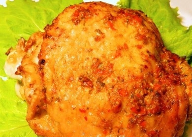 1. Этап. Бедро индейки в пакете для запекания: Выпекать бедро индейки нужно в предварительно разогретой до 200 градусов духовке в течение одного часа. За 10-15 минут до окончания приготовления откройте пакет для запекания, чтобы образовалась поджаристая корочка.