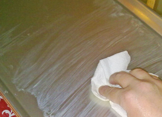 1. Этап. Имбирное печенье на Рождество: Разогрейте духовку до 190 градусов. Противень смажьте маргарином. Достаньте 1/3 теста из холодильника.