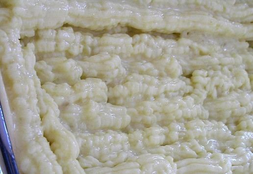 1. Этап. Аргентинский пирог с фаршем: Аккуратно при помощи кисти смажьте пюре смесью желтка и молока.