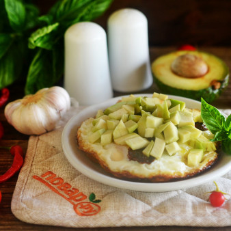 Яичница с беконом и авокадо