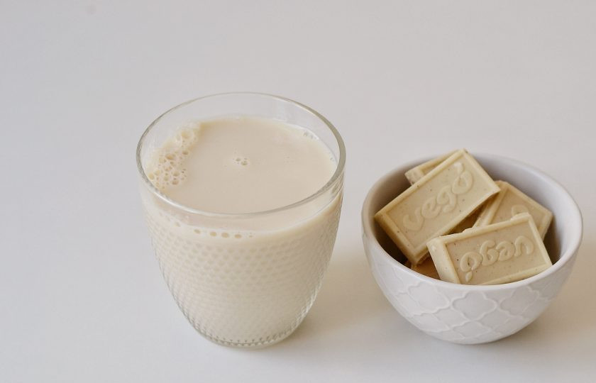 1. Этап. Белый горячий шоколад: Подготовьте молоко и белый шоколад.