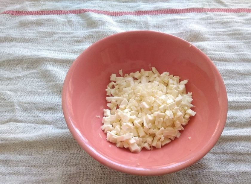 1. Этап. Рулетики из колбасы с начинкой: 2. Затем добавьте измельчённый чеснок.