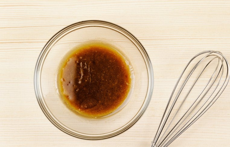 1. Этап. Салат Руккола с креветками: Отставьте пока в сторону креветки и приготовьте соус: смешайте горчицу, мед, соль и перец по вкусу, добавьте оливковое масло, выдавите туда сок лимона, лайма и апельсина. Перемешайте.