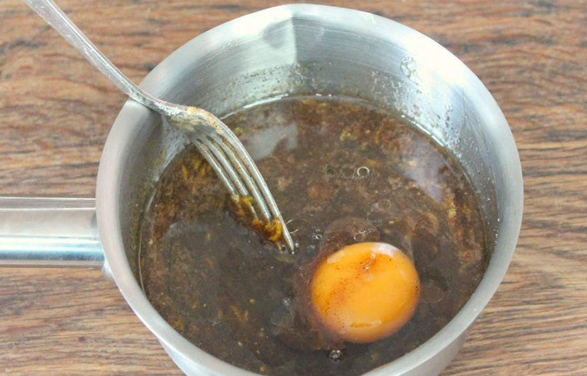 1. Этап. Пряники без сахара: Когда масса остынет, вбиваем яйцо и все перемешиваем.