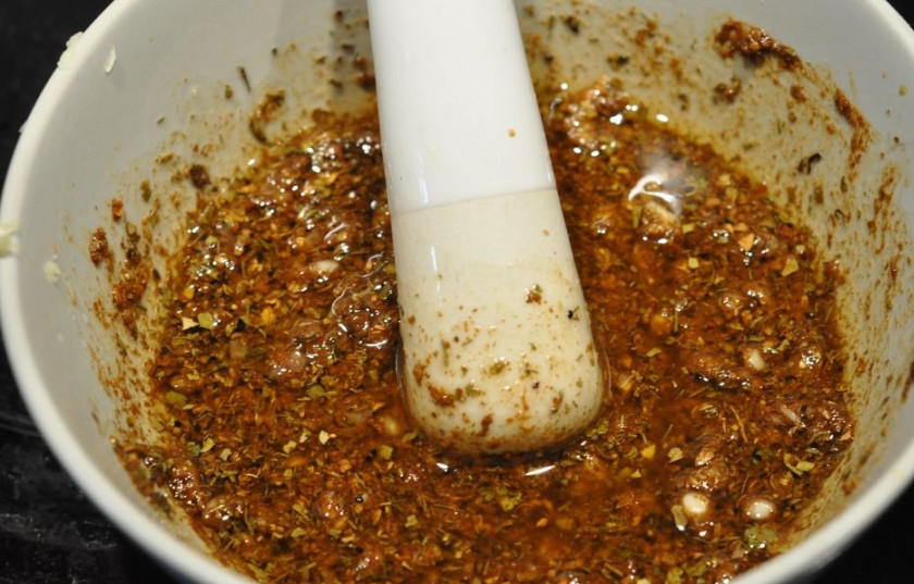 1. Этап. Буженина из телятины в мультиварке: Выдавливаем сюда же чеснок, добавляем соль и заливаем соевым соусом и подсолнечным маслом. Перемешиваем до однородности.