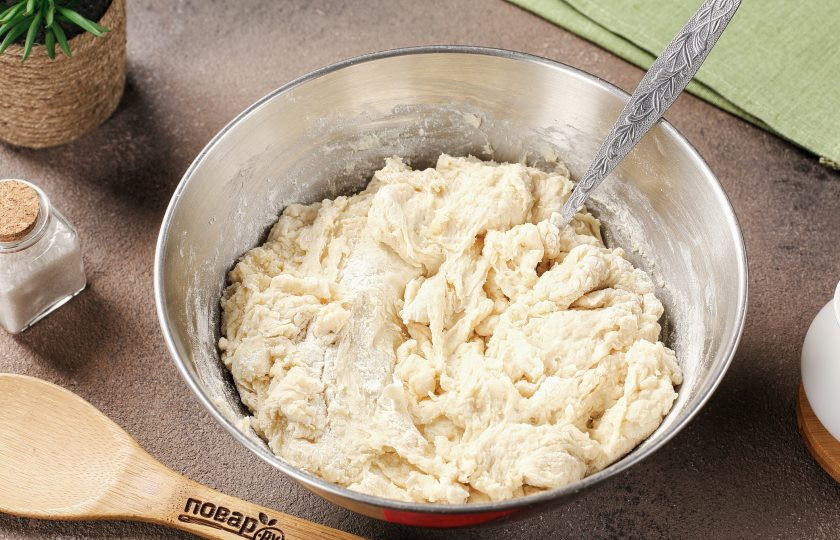 1. Этап. Хрущёвское тесто на сухих дрожжах: Сначала перемешайте тесто ложкой, а затем продолжите замешивать руками. Если тесто слишком липкое, можно добавить ещё 2-3 ст.л. муки.