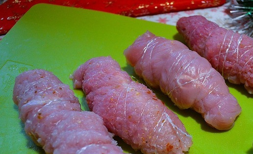 1. Этап. Рулеты-котлеты: Зафиксировать кулинарной нитью.