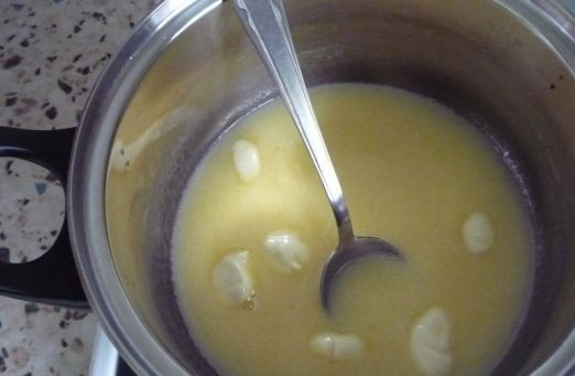 1. Этап. Коржик молочный: 2. Поставьте на огонь и томите, пока сахар и масло полностью не растворятся. Для аромата рекомендую также добавить немного ванили, желательно натуральной из стручка.