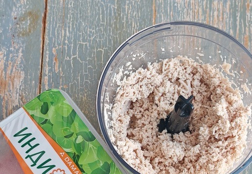 1. Этап. Салат с индейкой и грибами Подкова: Индейку отварить в подсолёной воде, дать немного остыть, измельчить в блендере.