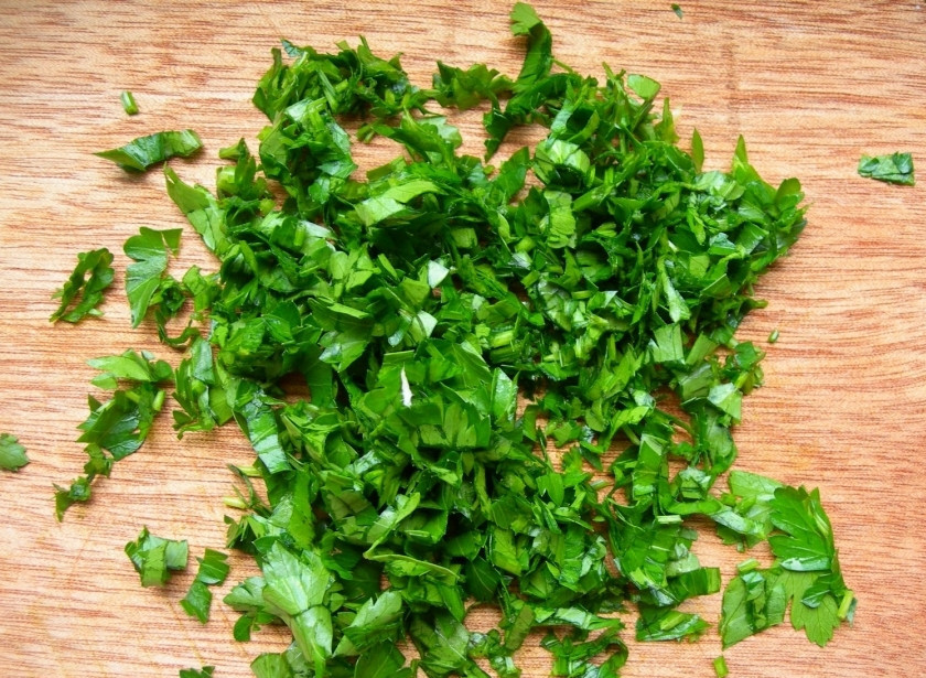 1. Этап. Салат из баклажанов по-корейски: Также мелко рубим зелень.