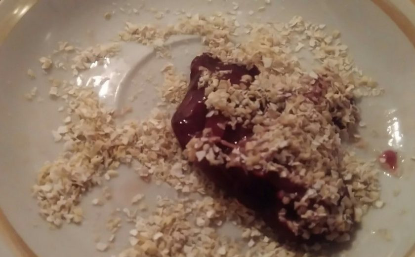 1. Этап. Отбивные из куриной печени в овсяных отрубях: 4. Обваливаем отбитую печень в отрубях. Не солите, если вы придерживаетесь диеты.