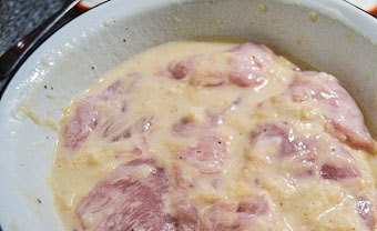 1. Этап. Шницель по-чешски: Кладем куриное мясо в кляр.