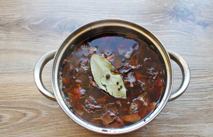 1. Этап. Скумбрия в бутылке как копченая: Снимите с огня, добавьте лавровый лист, перцы, перемешайте. Накройте крышкой и оставьте до полного остывания.