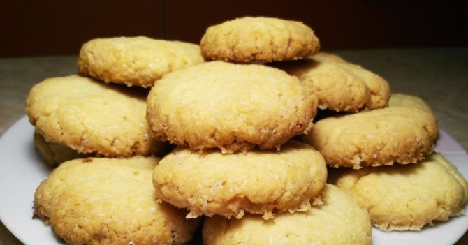 1. Этап. Грушевые печенья: Духовку предварительно разогрейте до 180 градусов. Если хотите получить тёмную корочку и сделать печенье рассыпчатым, выставьте температуру 190 градусов. Выпекайте десерт около 15 минут. Проверить готовность печений можно стандартным образом - при помощи спички. Перед подачей дайте выпечке немного остыть.