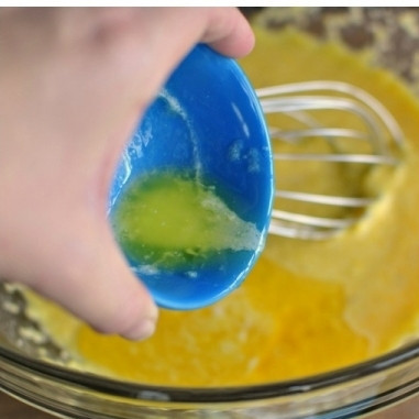 1. Этап. Вафли с беконом: Добавляем растопленное и охлажденное до комнатной температуры сливочное масло, хорошенько взбиваем.