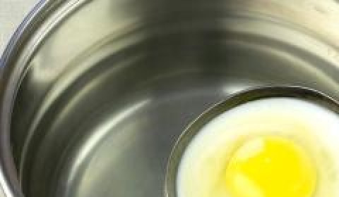 1. Этап. Яйца-пашот с тостами: Постепенно белок будет сворачиваться. Очень важно, чтобы вода не кипела! Только слегка закипала, поэтому варить на медленном огне.