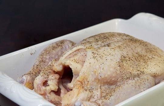 1. Этап. Запеченная курочка в духовке: 1. Вымойте, обсушите курочку и выложите в жаропрочную форму, смазанную небольшим количеством растительного масла. Посолите и поперчите со всех сторон.