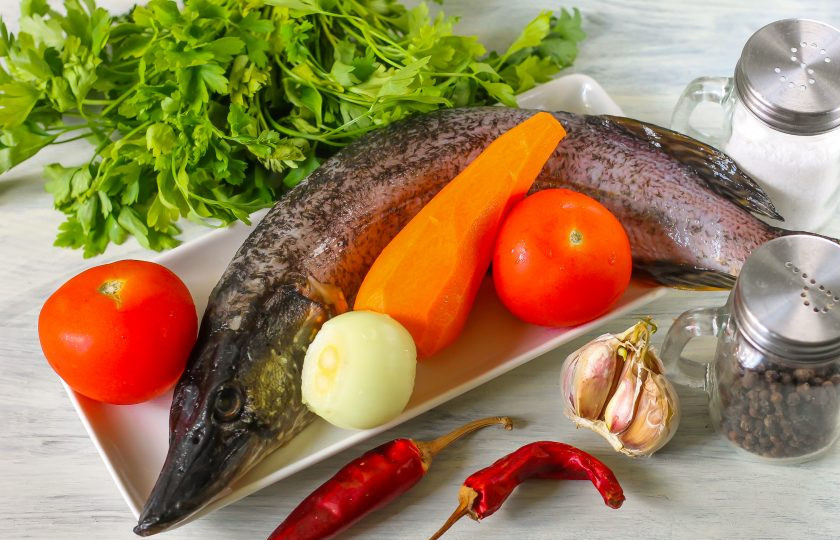 1. Этап. Уха из щуки в мультиварке: Подготовьте необходимые ингредиенты. Щуку заранее очистите от чешуи, выпотрошите и тщательно промойте внутри и снаружи. Голову и хвост не удаляйте - они нужны для приготовления ухи. По желанию можете вырезать жабры и глаза.