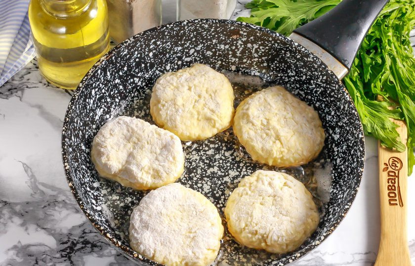 1. Этап. Сырники из плавленых сырков: Прогрейте в сковороде растительное масло и выложите в него заготовки сырников. Сразу же убавьте нагрев до умеренного и обжарьте сырники примерно по 2-3 минуты с каждой стороны до румяности.