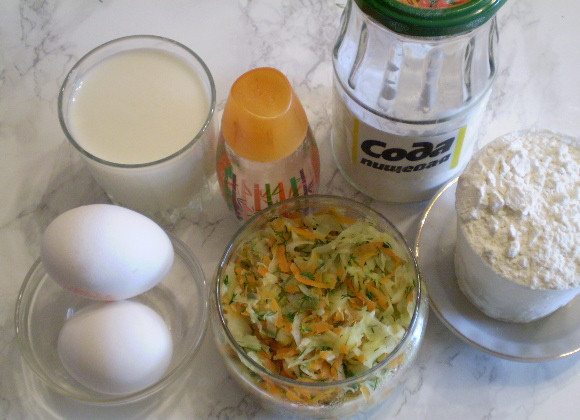 1. Этап. Пирог с капустой для ленивых: Подготовьте продукты. Для начинки порежьте капусту, добавьте чуточку моркови тертой (для цвета), и помните салат руками, чтобы капуста пустила сок.