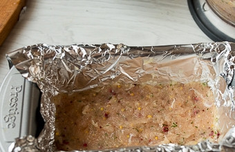 1. Этап. Террин из индейки: Возьмите любую удобную для вас форму для запекания, выложите в неё фольгу. Смажьте фольгу подсолнечным маслом без запаха, разложите по всей ее поверхности куриный фарш. Хорошенько утрамбуйте его.