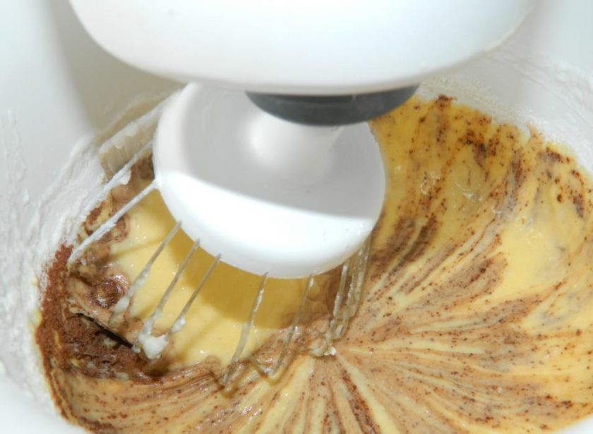 1. Этап. Торт Львенок: Вмешайте в тесто какао.