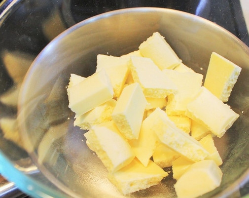 1. Этап. Мини-тортики из мастики: 4. На водяной бане растопите шоколад.