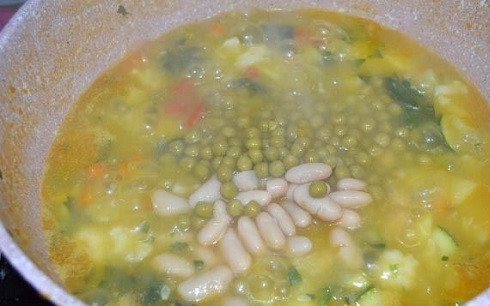 1. Этап. Минестроне классический: Следом за шпинатом отправим в кастрюлю горошек и фасоль.