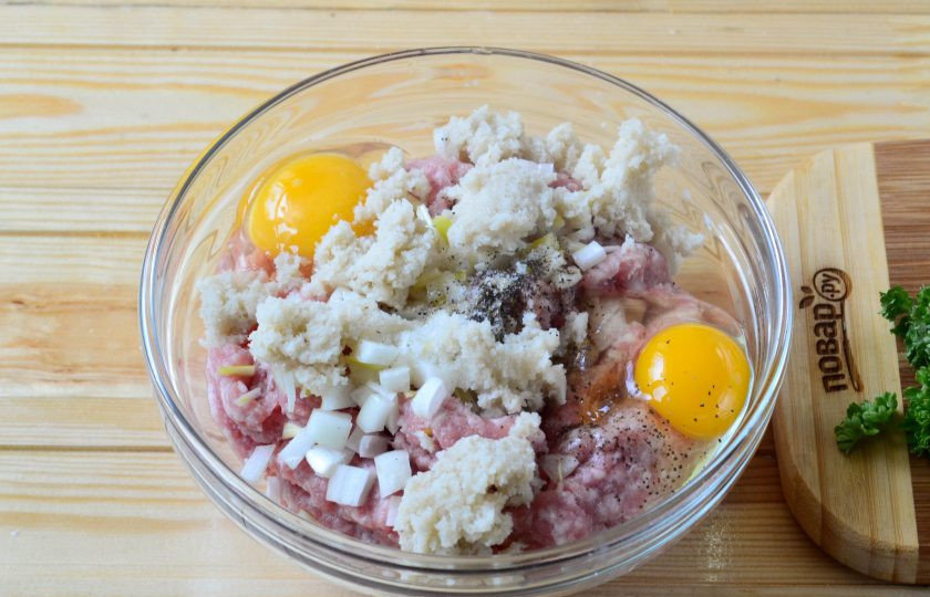 1. Этап. Сытные фрикаделины с начинкой: Фарш смешайте с яйцами, солью и перцем. Хлеб размочите в воде и разомните (или просто добавьте хлебные крошки). Хорошенько вымесите фарш до однородного состояния.