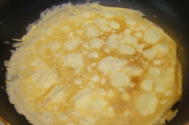 1. Этап. Блины с крахмалом на молоке: Обжарьте блин на молоке до золотистого цвета. Потом переверните его на другую сторону и обжарьте 1-2 минуты, лучше использовать для этого лопатку. Затем выложите его на тарелку.