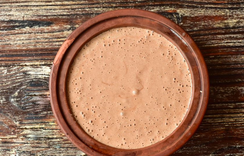 1. Этап. Шоколадный бисквит на молоке: Смажьте форму сливочным маслом. Вылейте в нее тесто.